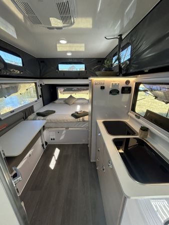 2025 Jawa Infinity Escape 15 Hybrid Pop Top image