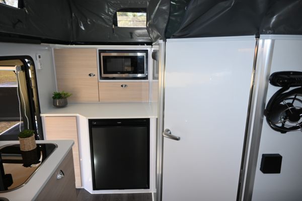 2025 Jawa Infinity Escape 15 Hybrid Pop Top image