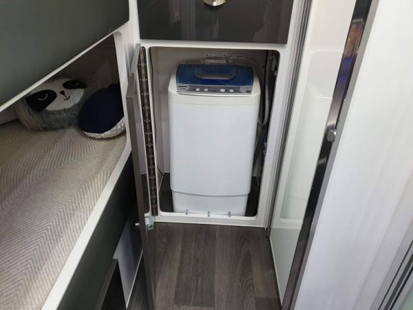2023 Everest Caravans BLIZZARD 21.6F - OFF-ROAD FAMILY BUNK VAN Caravan image