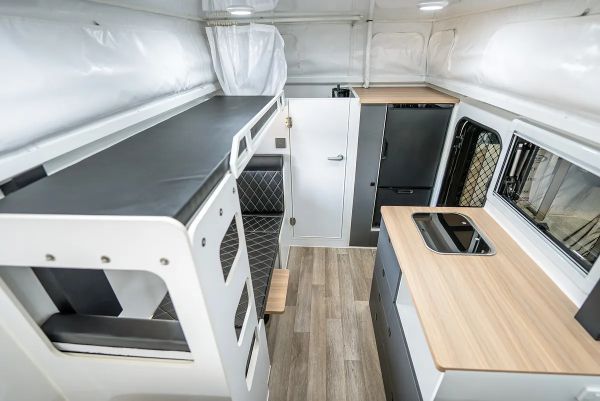 2024 Lifestyle Iconn E4 Family Hybrid Caravan image