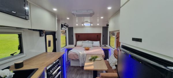 2024 Freebirds Caravans Caravan image