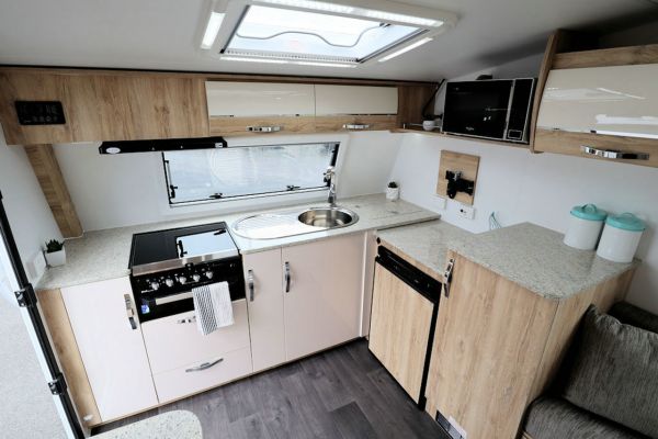 2024 Avan Aspire Caravan 402 image