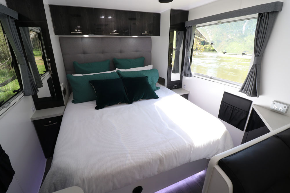 The luxurious Queen bed will ensure contented beauty sleep in your dream location